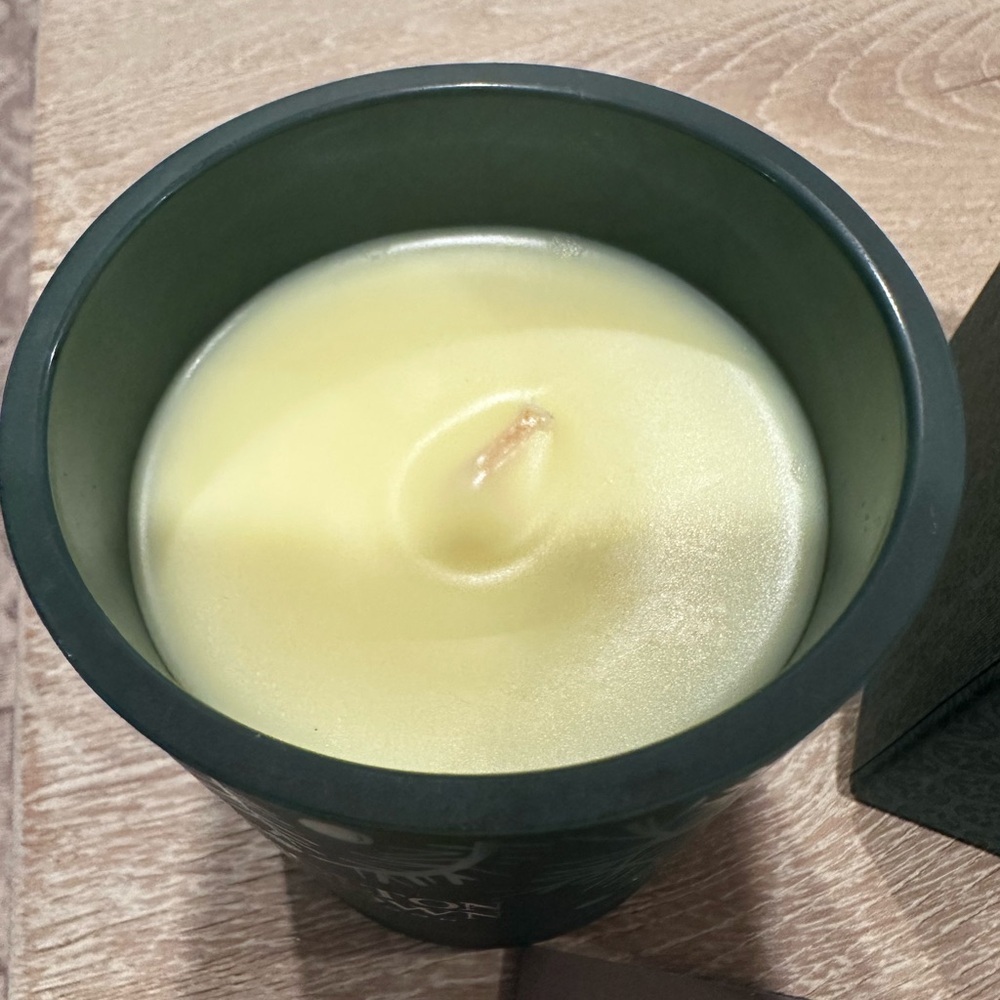 Molton Brown Emerald Candle with Box - Picture 5 of 7